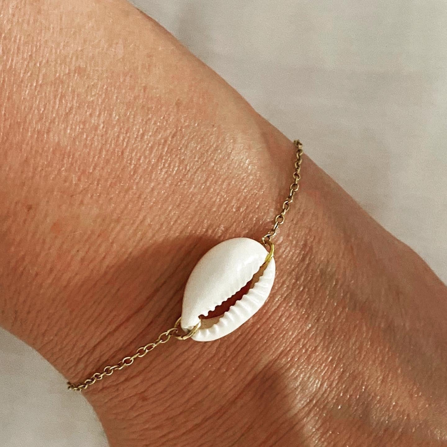 Cream white seashell bracelet